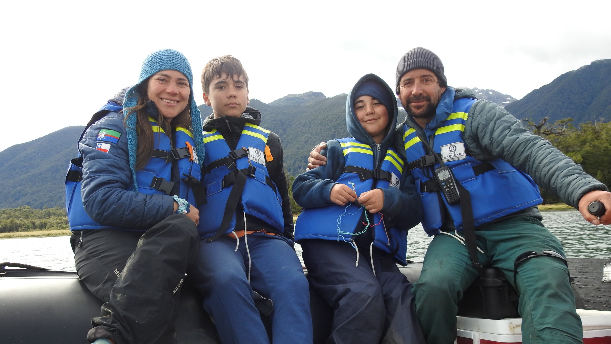 Equipo de Destino Patagonia frente al glaciar